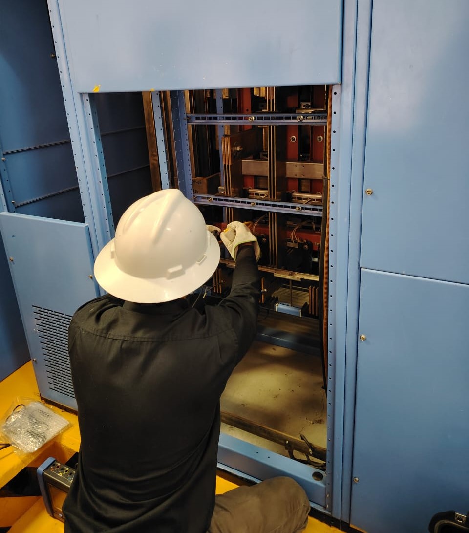 Ingeniero inspeccionando paneles solares