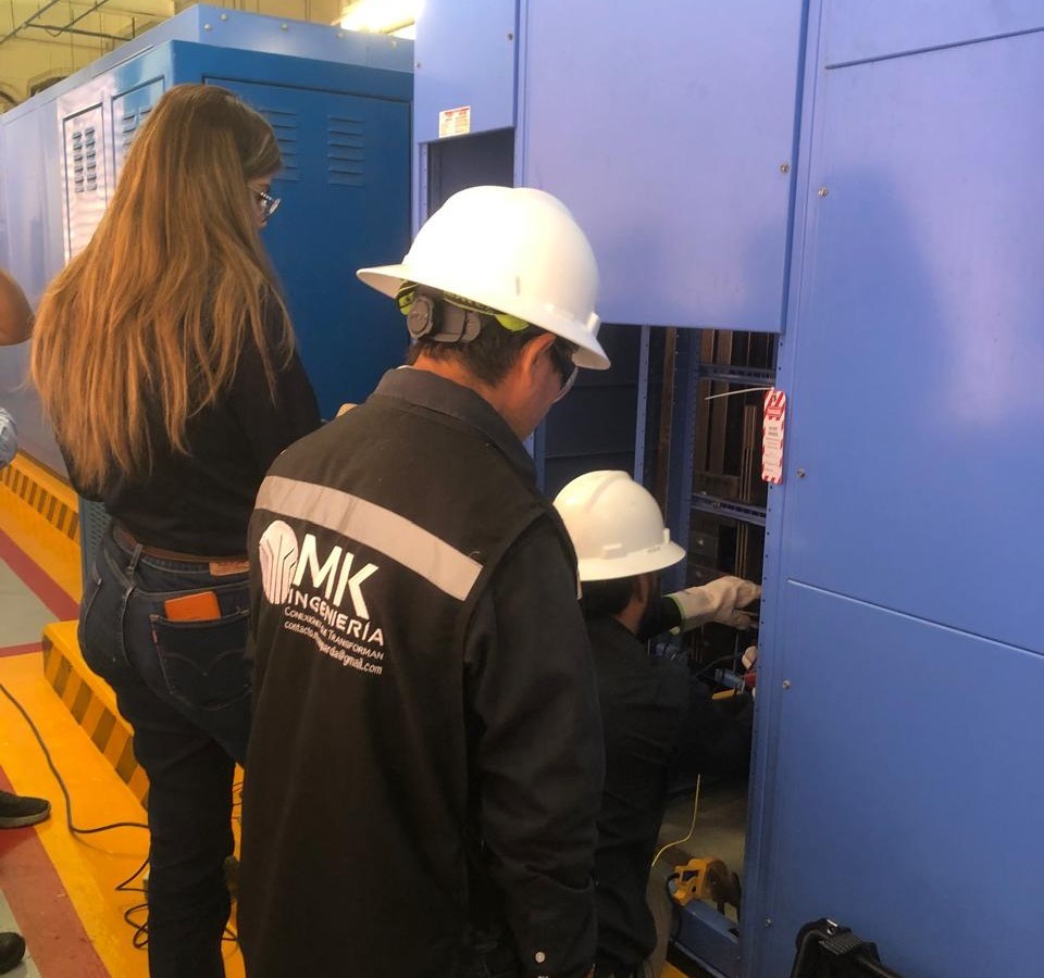 Ingeniero trabajando en instalaciones eléctricas